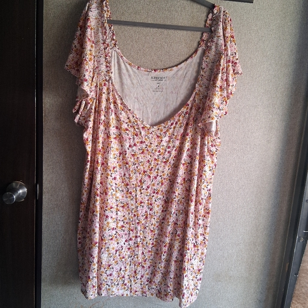 Torrid Super Soft 6 (6XL) Floral Top Casual Feminine Stretchy Plus Size Pink